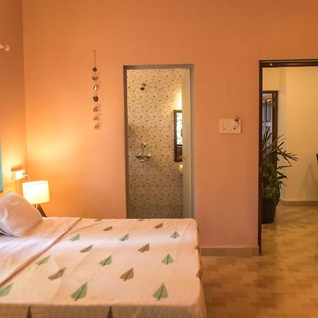 Coco Moon Hotel Morjim Exterior photo