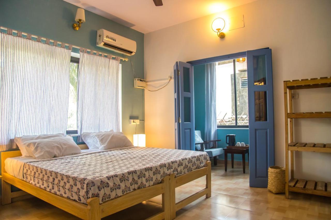 Coco Moon Hotel Morjim Exterior photo