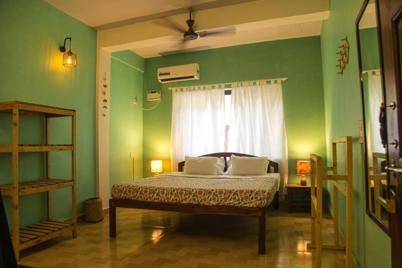 Coco Moon Hotel Morjim Exterior photo
