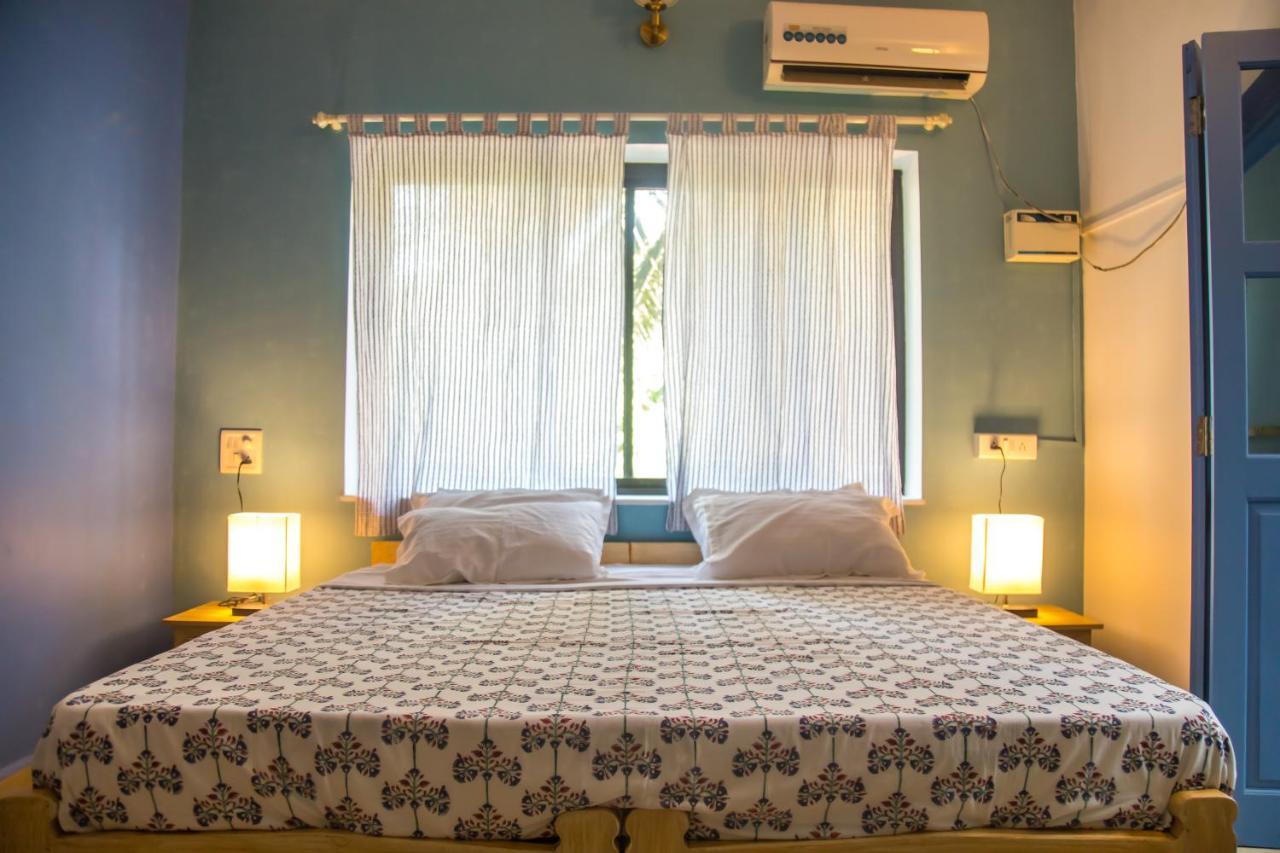 Coco Moon Hotel Morjim Exterior photo