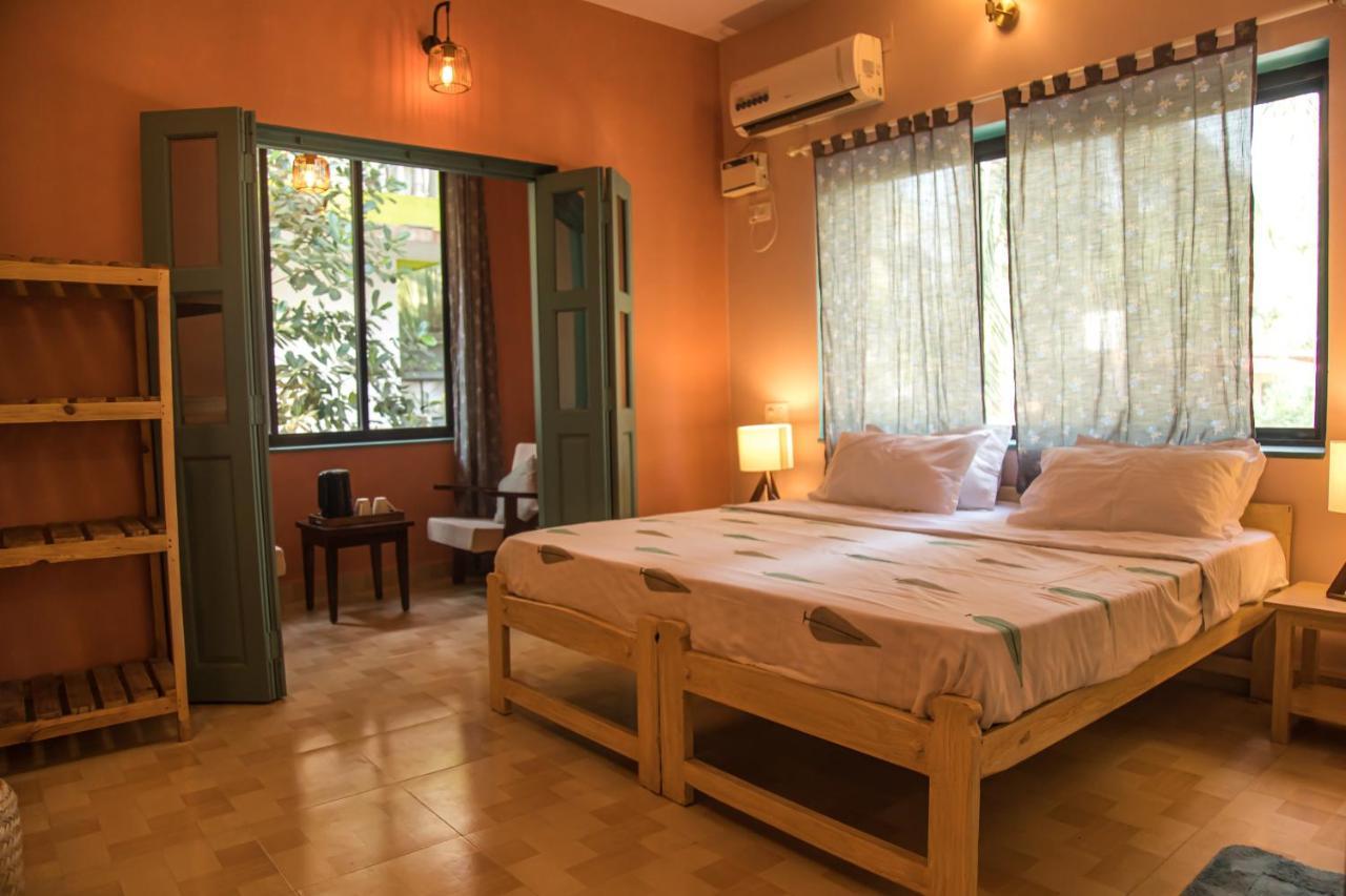 Coco Moon Hotel Morjim Exterior photo