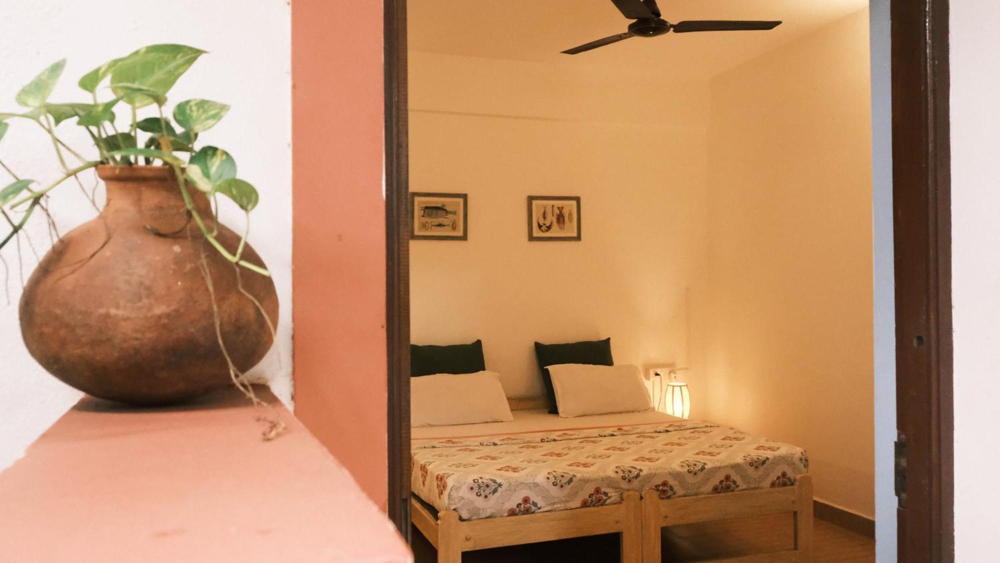 Coco Moon Hotel Morjim Exterior photo