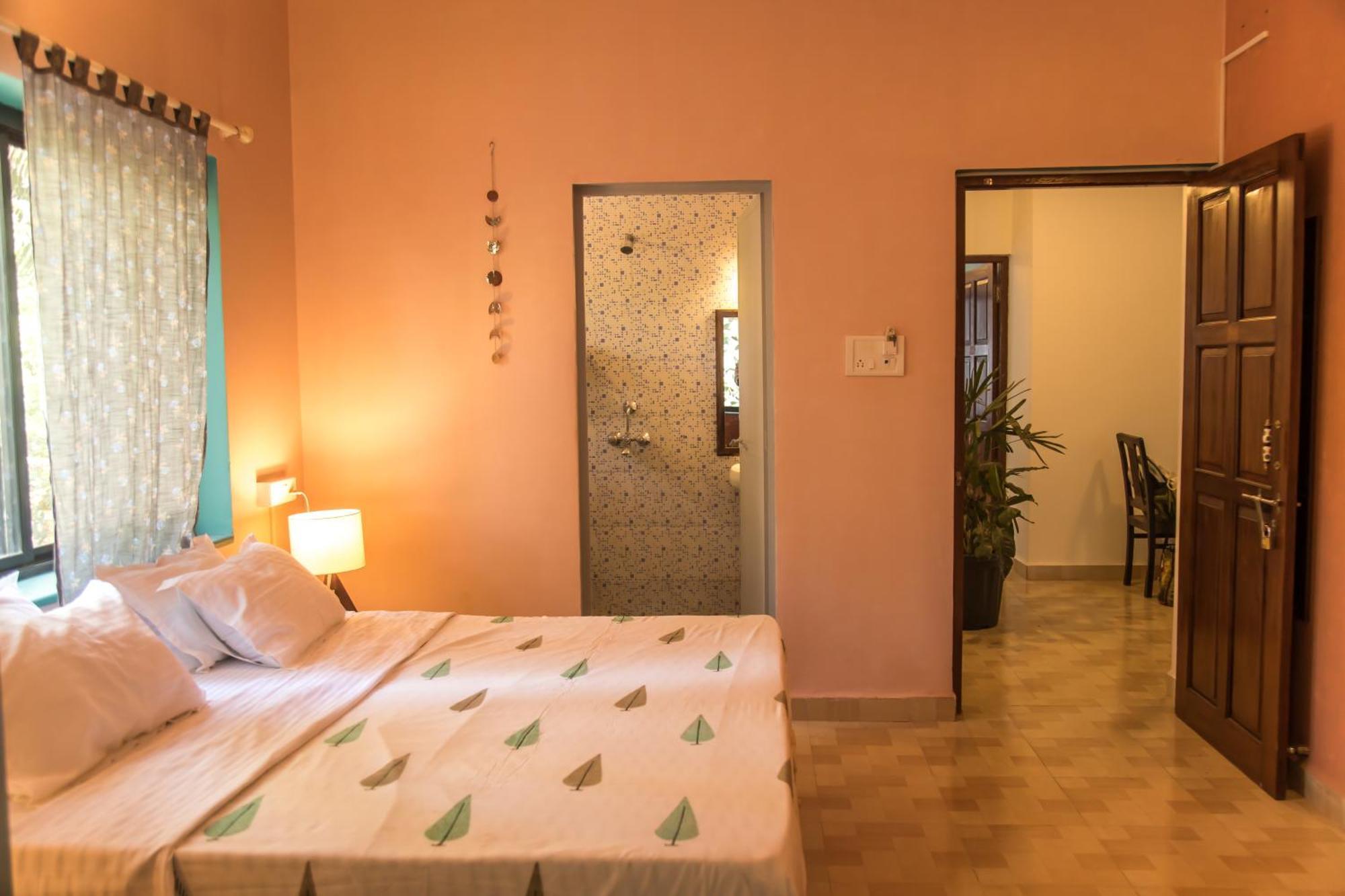 Coco Moon Hotel Morjim Exterior photo
