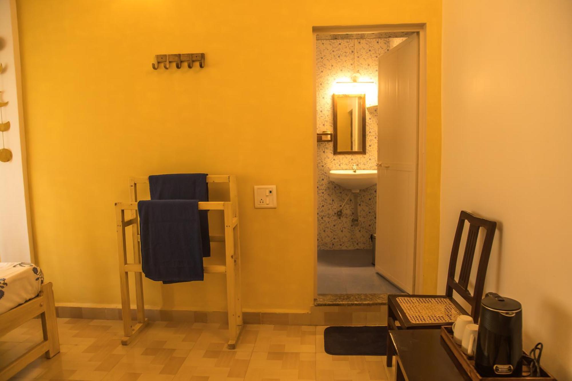Coco Moon Hotel Morjim Exterior photo