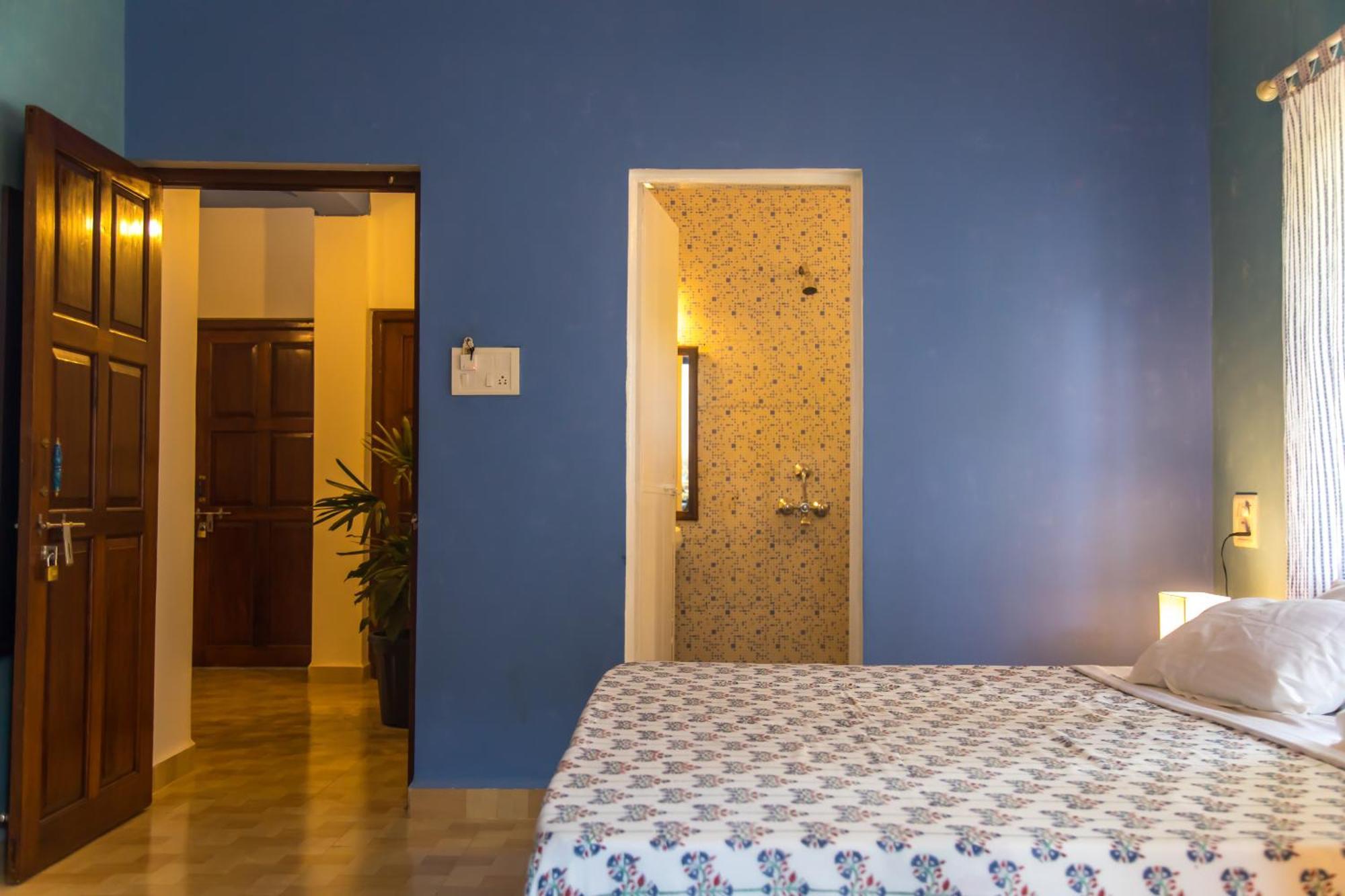 Coco Moon Hotel Morjim Exterior photo